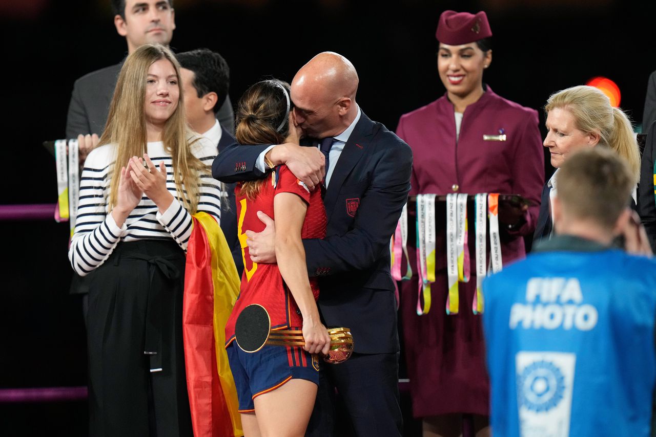 Felicitaties van Luis Rubiales, voorzitter van de Spoaanse voetbalbond, voor spelers van het Spaanse elftal. Hier met Aitaina Bonmati, links prinses Sofia.