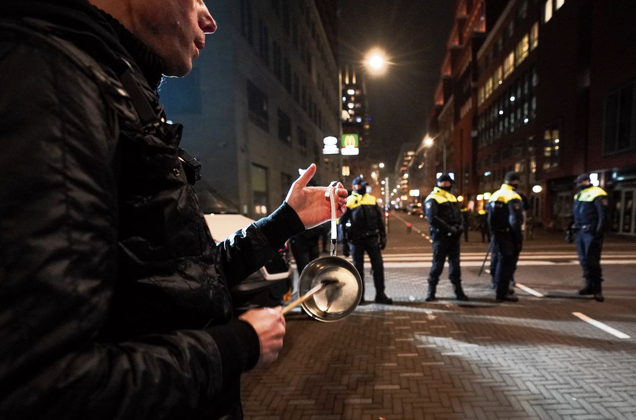 Demonstranten houden een lawaaiprotest tijdens een persconferentie van premier Rutte en minister Kuipers (Volksgezondheid) over de coronaregels in Nederland.