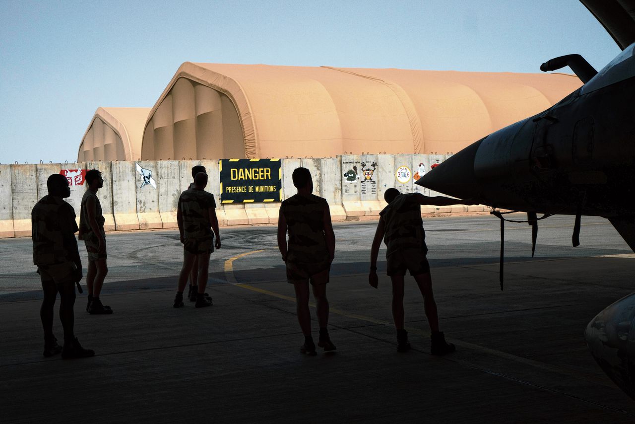 Franse militairen plegen onderhoud aan een Mirage 2000 op de basis Niamey in Niger, in 2021.