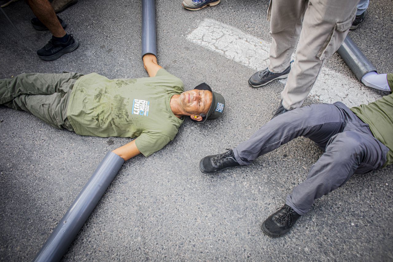 Reservisten ketenen zich vast voor het ministerie van Defensie tijdens een demonstratie in Tel Aviv.