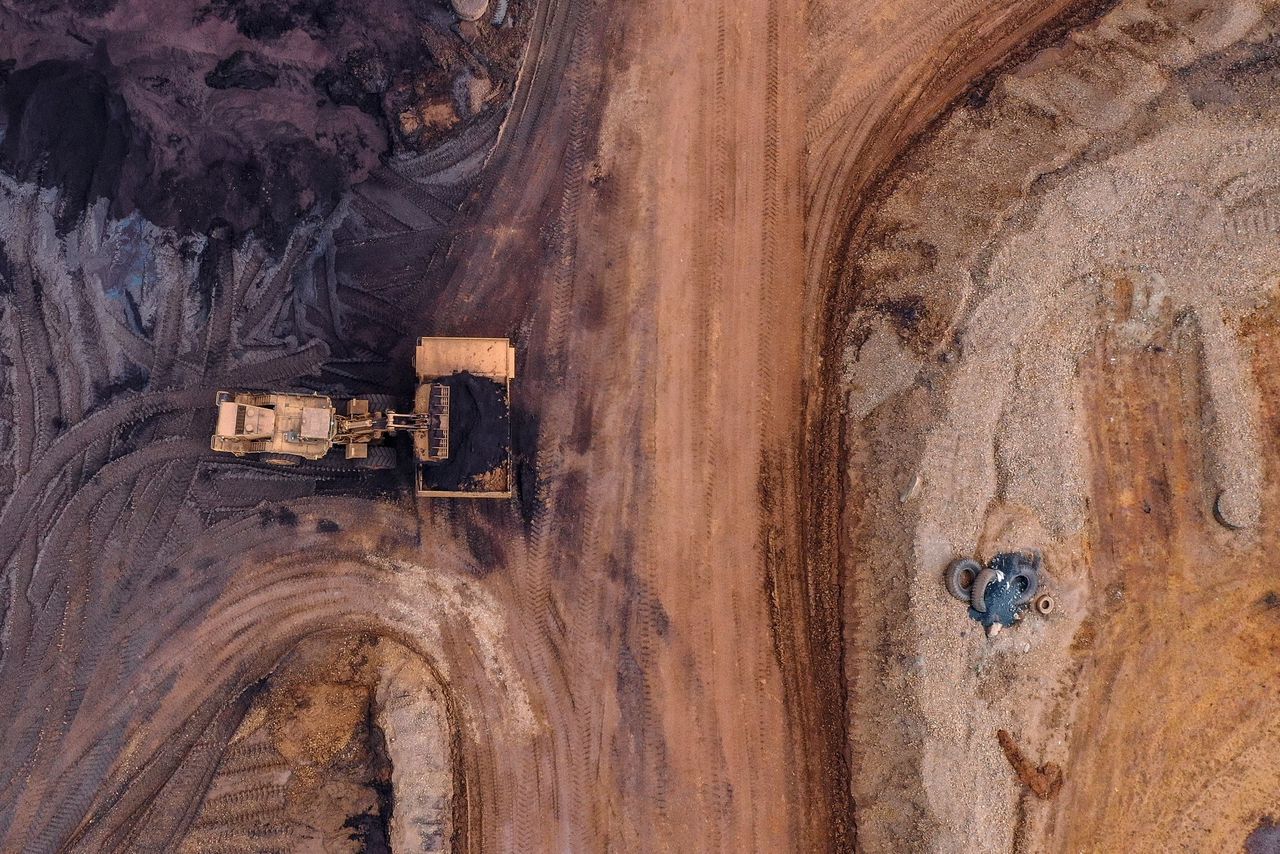 Luchtfoto van een nikkel verzamelende bulldozer, in Soroako, in het zuiden van Sulawesi, Indonesië. Nikkel wordt gebruikt in oplaadbare batterijen.