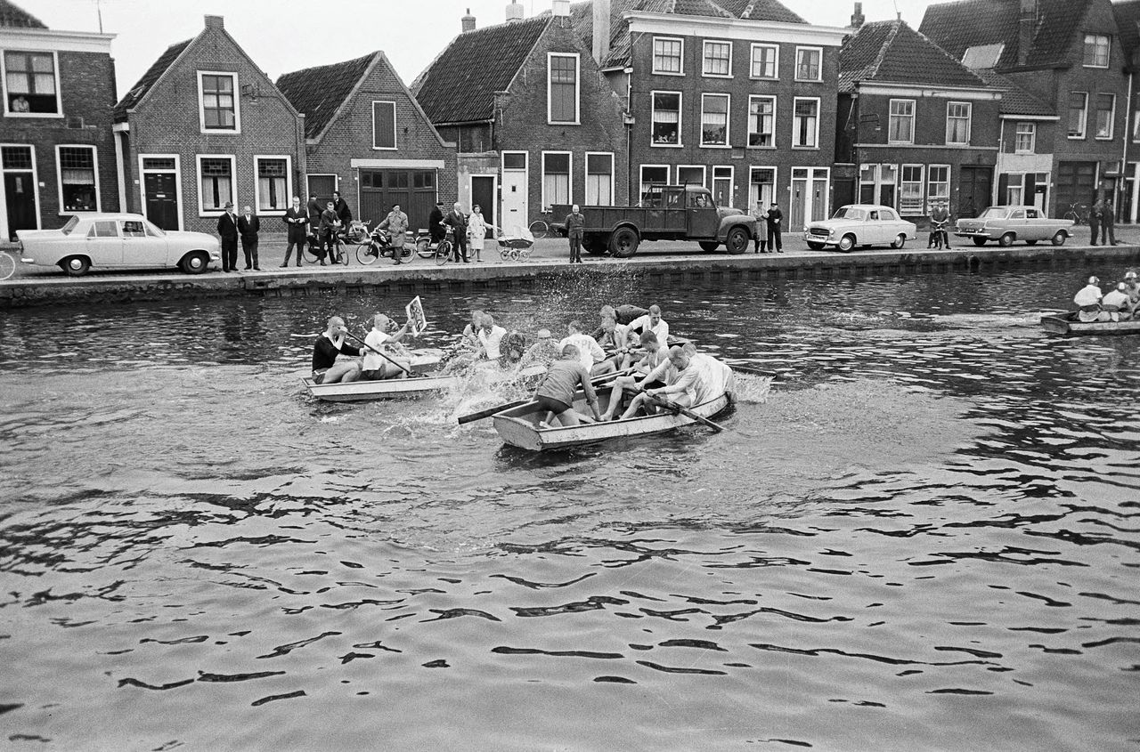 Ontgroening te Delft, 1963. Een groep groenen in gevecht met de bemanning van tegenpartij.