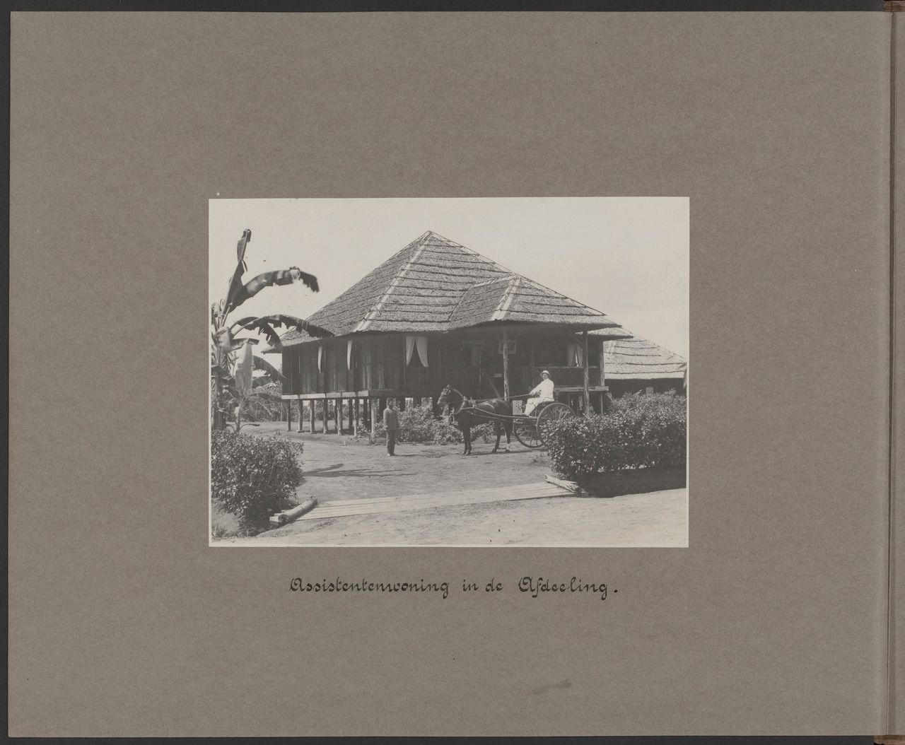 Archieffoto van de Deli Maatschappij: rijtuig met Europese opzichter naast een Javaanse arbeider, voor een assistentenwoning op tabaksplantage De Bindjey in het sultanaat Langkat, ten oosten van Medan op Sumatra (1918).