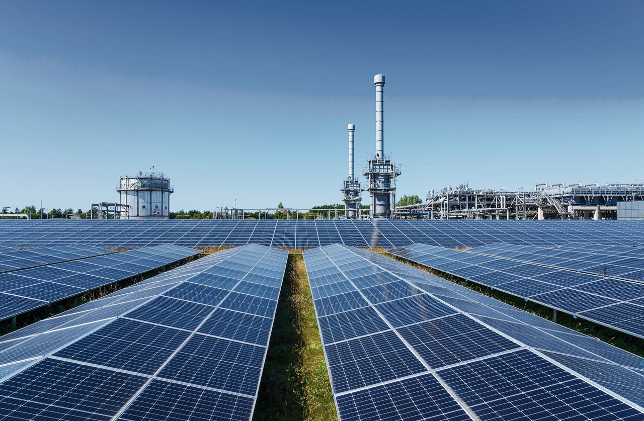 De ondergrondse aardgasopslag in het Drentse Langelo, met een zonnepark ervoor.