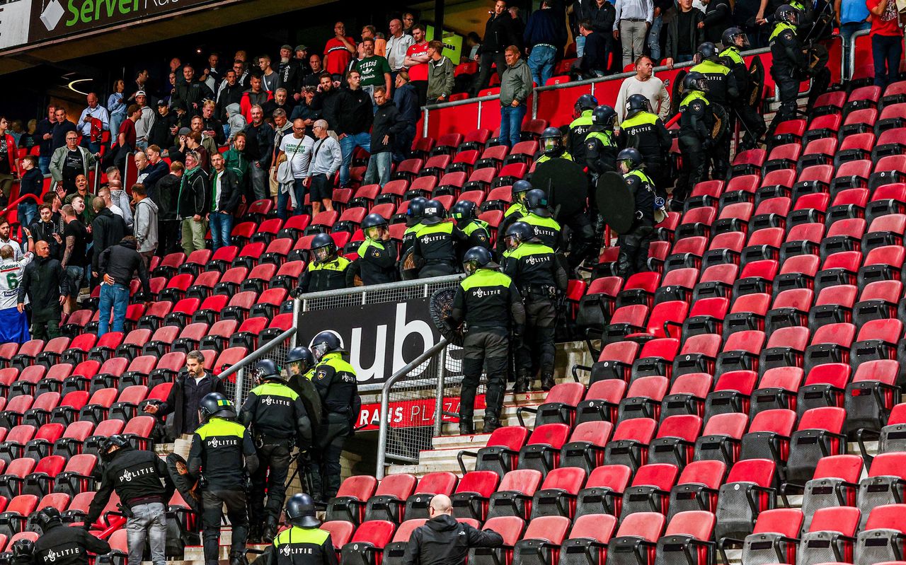 Rellen op de tribune tijdens de kwalificatiewedstrijd voor de UEFA Conference League tussen FC Twente en Hammarby IF, eind juli