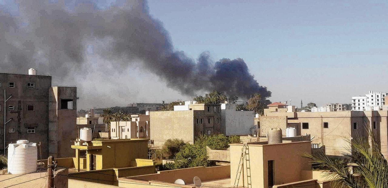 Rook stijgt dinsdag op in de Libische hoofdstad Tripoli, als gevolg van hevige gevechten tussen gewapende milities.