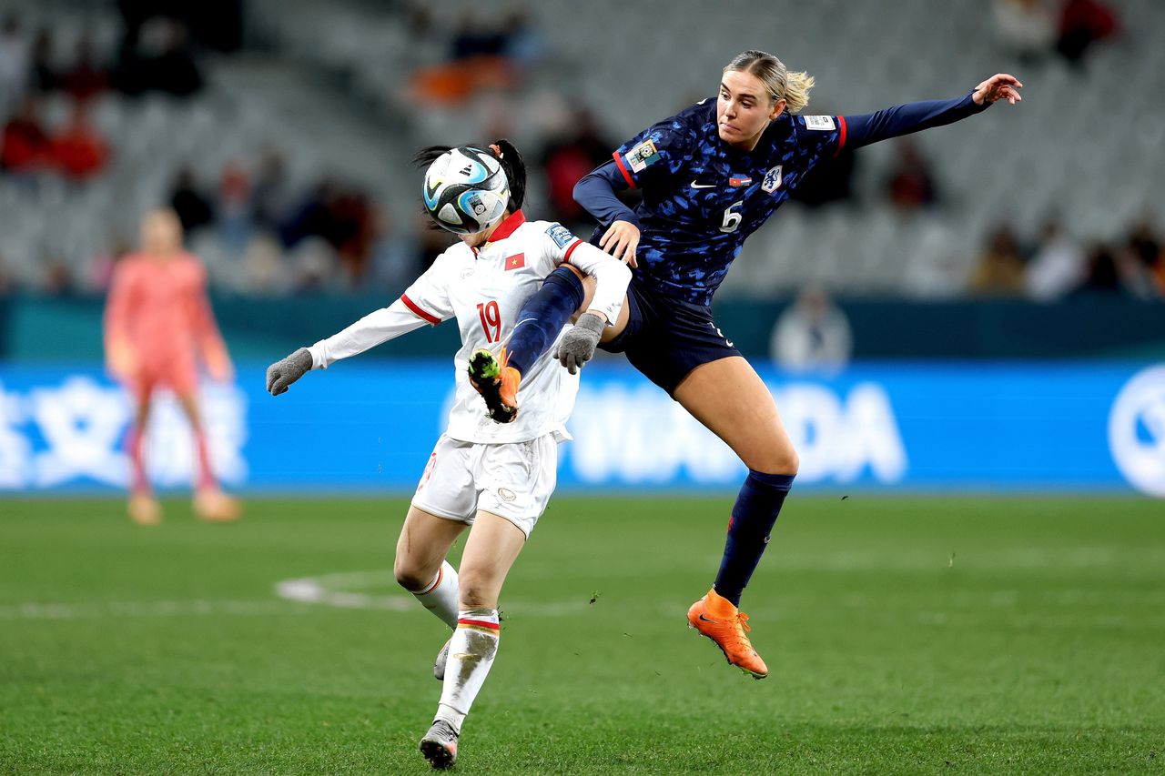 Jill Roord in duel met de Vietnamese Nguyen Thi Thanh Nha. Het Nederlands elftal won met 7-0 van Vietnam en gaat als groepswinnaar door naar de achtste finale.