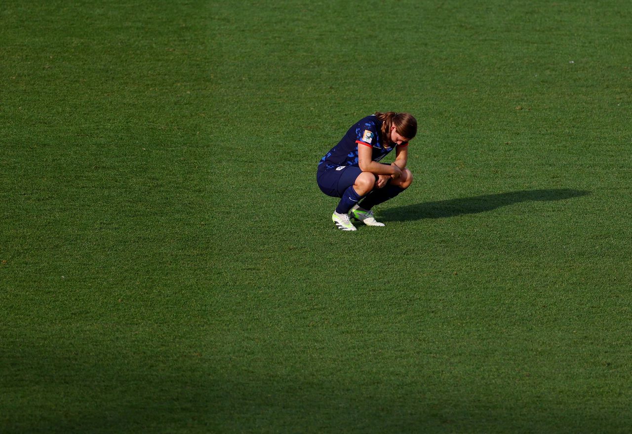 Aniek Nouwen van het Nederlands elftal reageert teleurgesteld op het verlies van Oranje tegen Spanje in de kwartfinale van het WK in Nieuw-Zeeland.