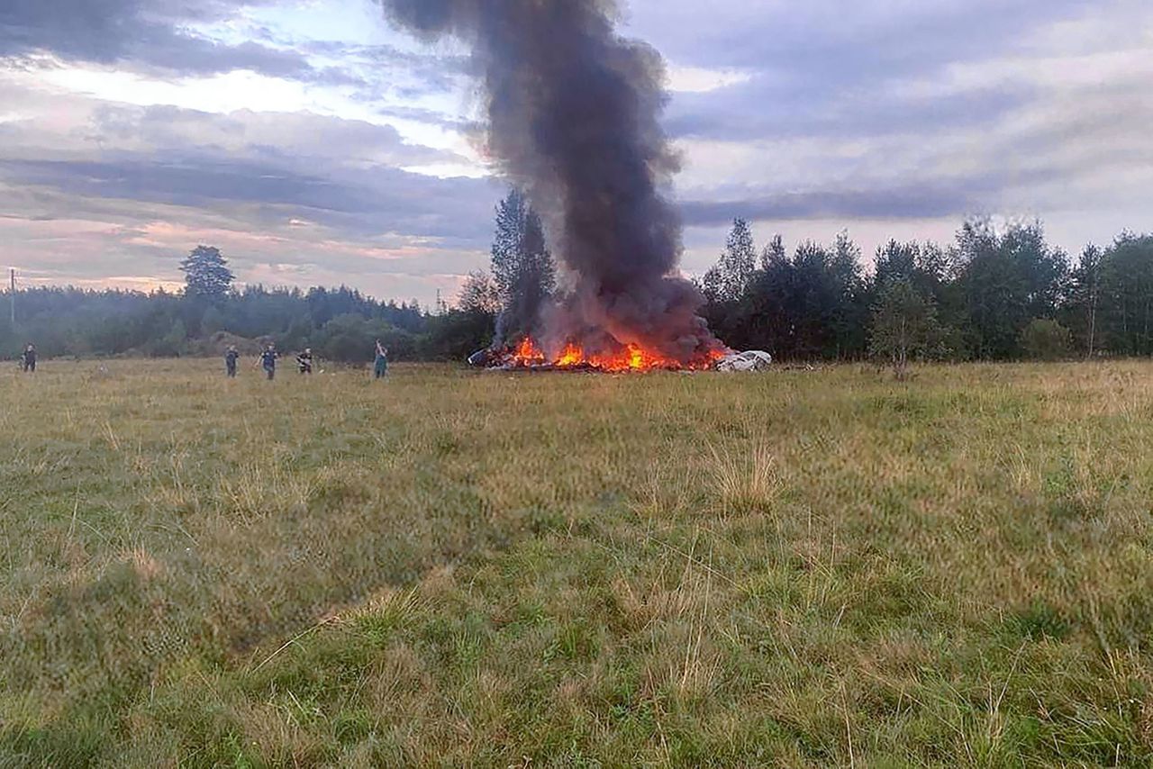 Deze foto, van de crash van het vliegtuig waarin Wagner-baas Prigozjin zou hebben gezeten, is gepost in het aan Wagner gelinkte Telegramkanaal @grey_zone.