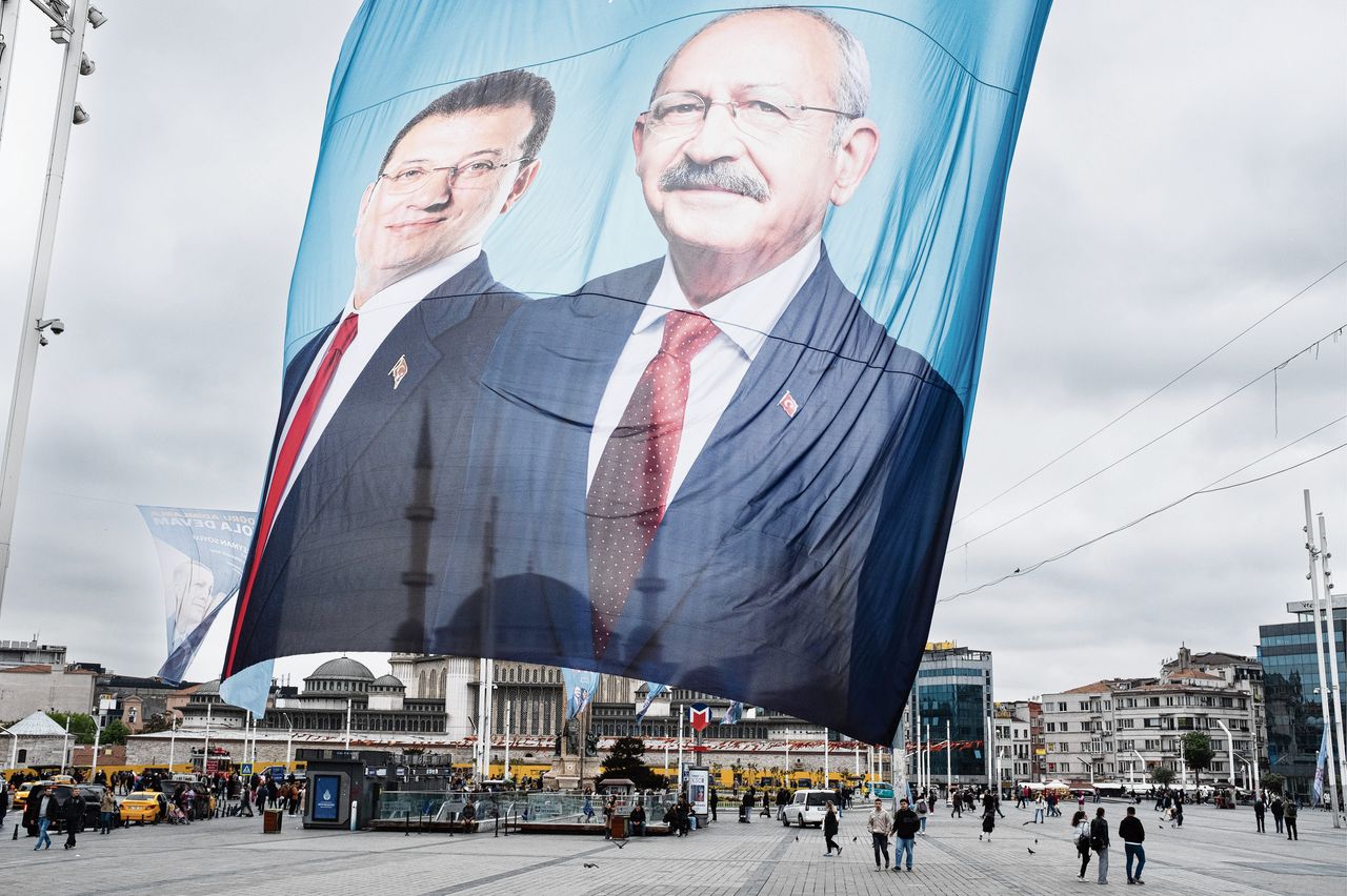 Oppositieleider Kiliçdaroglu en zijn partgenoot Imamoglu, die aandringt op verjonging, samen op het spandoek in de campagne voor de verkiezingen van mei.