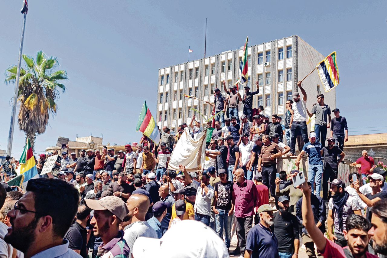 Betogers demonstreren vrijdag in de Syrische stad Sweida, in de gelijknamige provincie, tegen onder meer de stijgende brandstofprijzen.