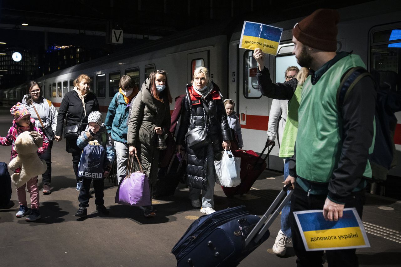 Oekraïense vluchtelingen komen aan op Amsterdam Centraal.