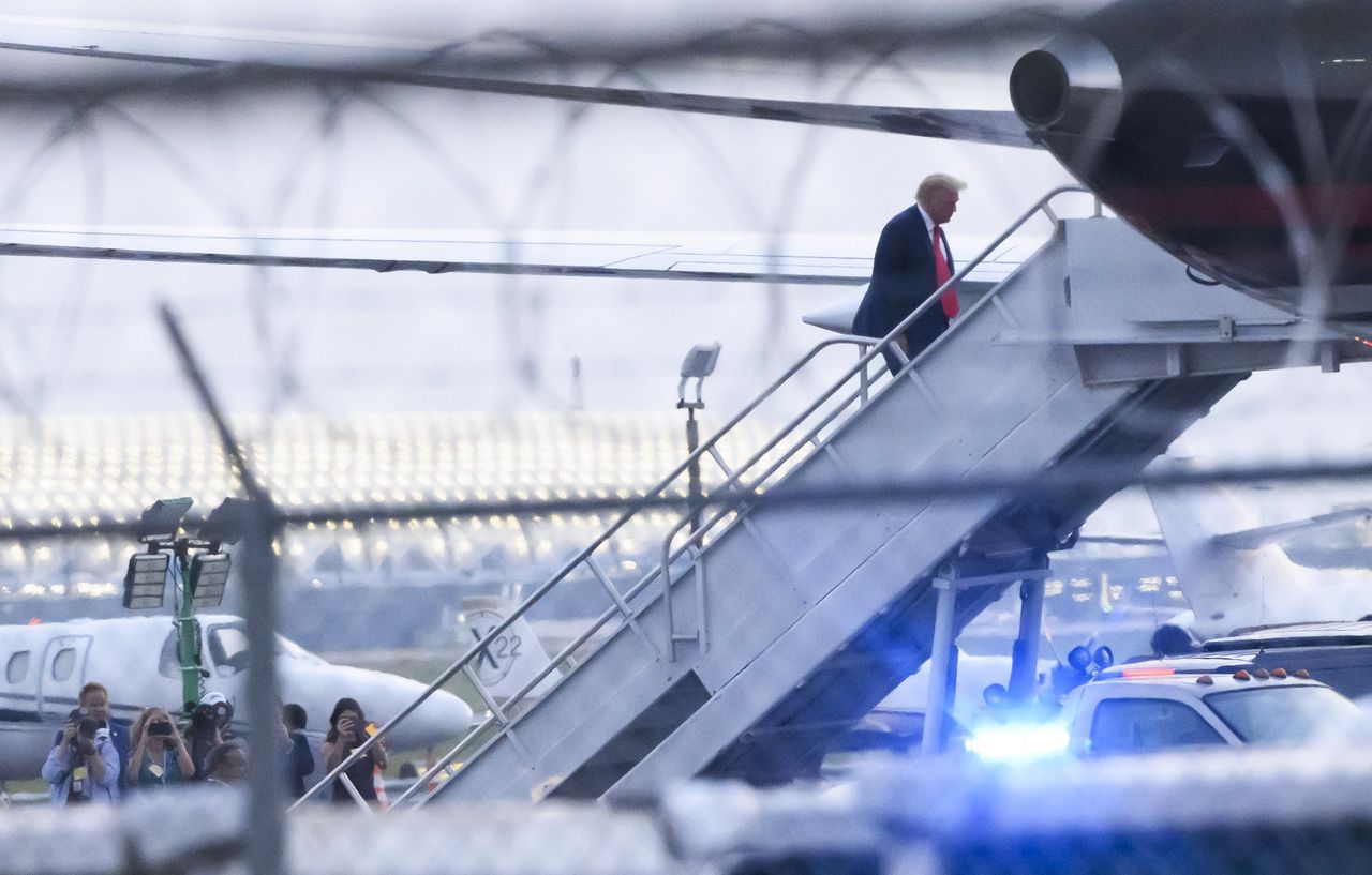 Oud-president Trump stapt donderdag op zijn vliegveld na zich bij een gevangenis in de staat Georgia te hebben gemeld vanwege een andere verdenking rond verkiezingsfraude. Hij kwam op borgtocht vrij.