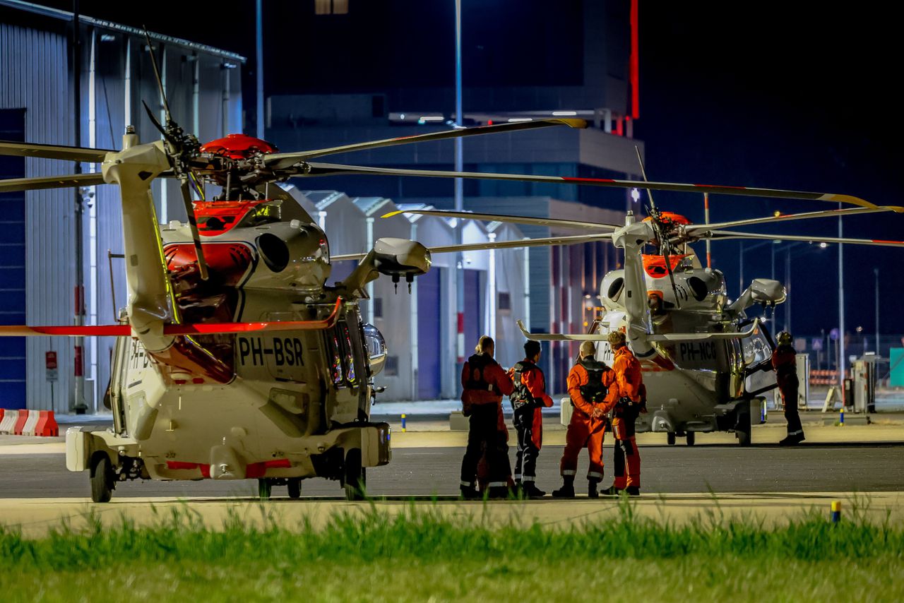 Twee helikopters van de kustwacht die bij de reddingsoperatie op het schip Fremantle Highway zijn betrokken, op The Hague Airport.