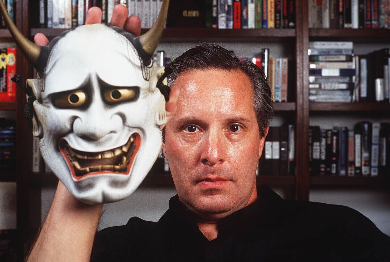 William Friedkin in 1995 met een masker van een demon. Zijn film The Exorcist was een enorme hit in 1973.