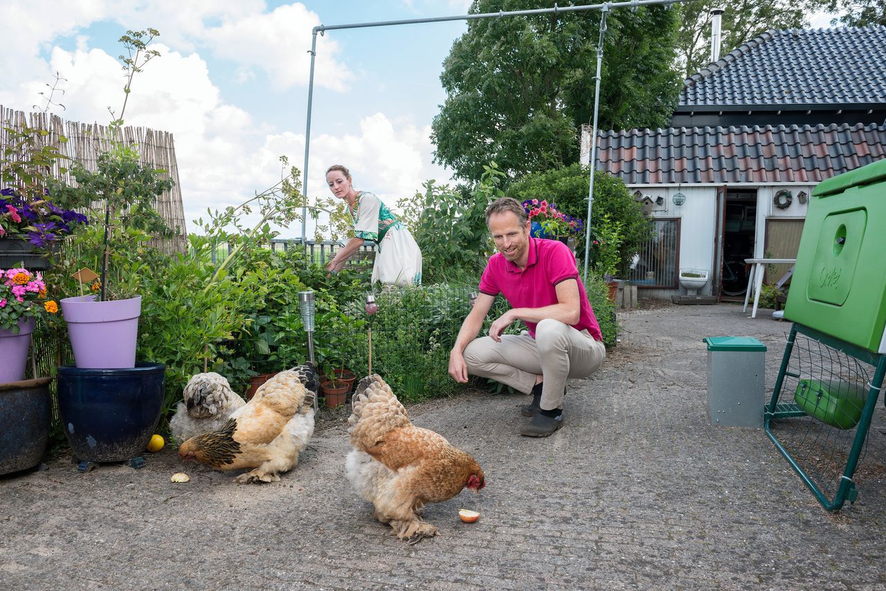 René en Saskia eten lokaal geproduceerd vlees en eieren van eigen kippen.