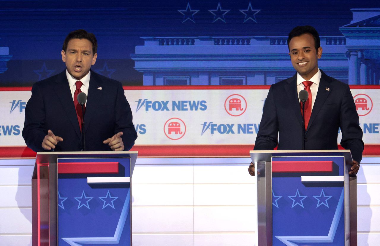 De Republikeinse presidentskandidaten Ron DeSantis (links) en Vivek Ramaswamy woensdagnacht tijdens het Republikeinse debat in Milwaukee, Wisconsin.