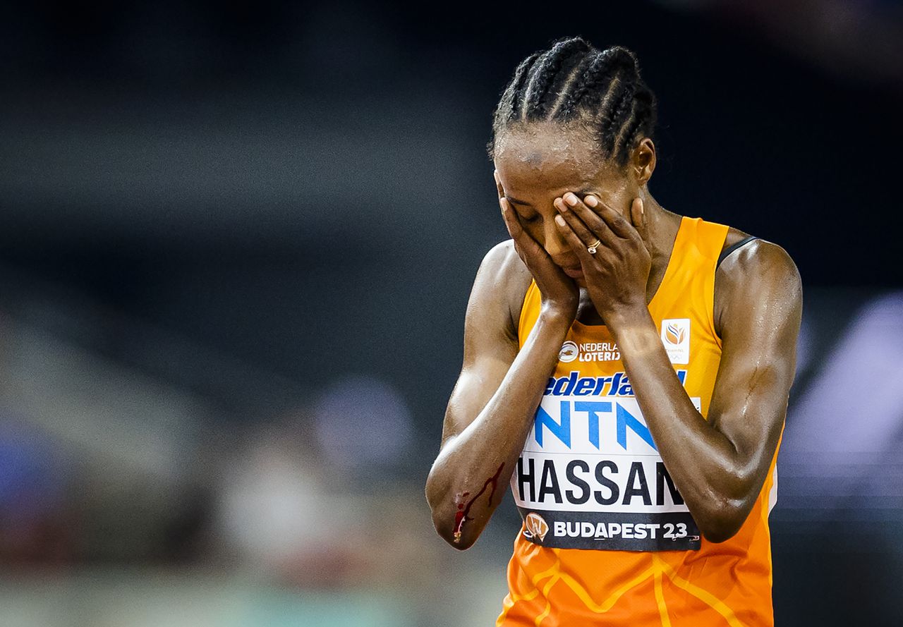 Sifan Hassan nadat ze is gevallen in de finale op de 10.000 meter.