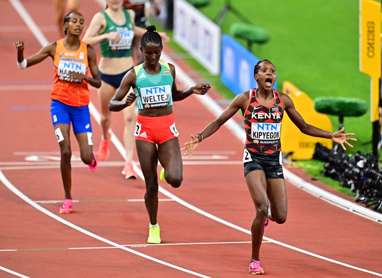 Faith Kipyegon komt juichend over de finish, gevolgd door Diribe Welteji en Sifan Hassan.