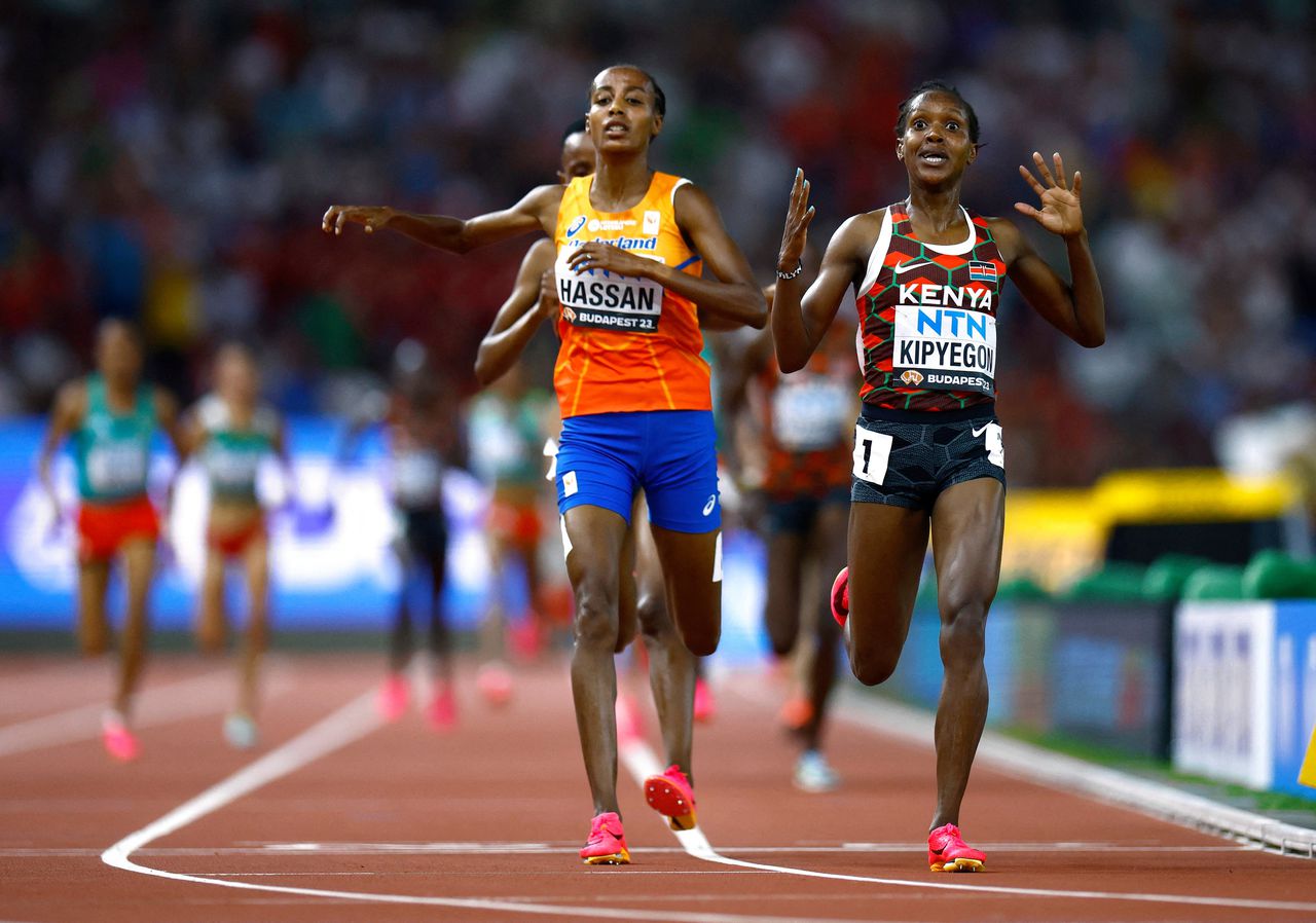 Sifan Hassan (links) kwam net tekort om de Keniaanse topfavoriet Faith Kipyegon van het goud af te houden.