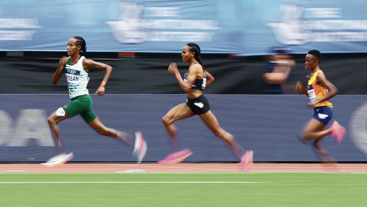 Sifan Hassan (l) bij de Diamond League in Londen. Na dat toernooi ging het weer beter met haar.