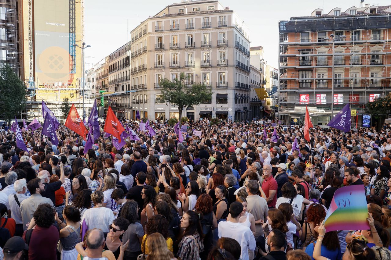 Demonstranten in Madrid eisen het vertrek van voetbalbondvoorzitter Luis Rubiales.