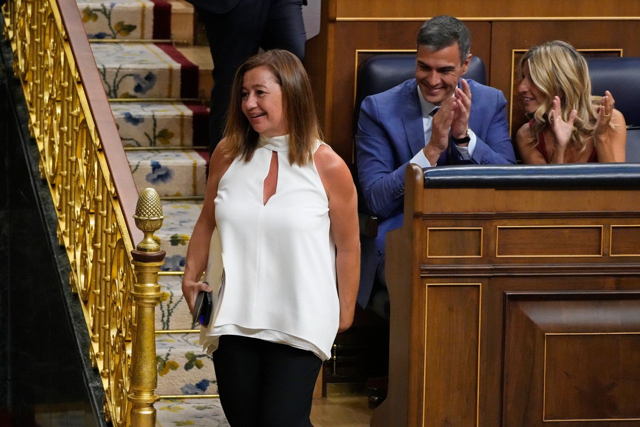 Francina Armengol is gekozen tot voorzitter van het Spaanse parlement. Op de achtergrond haar partijgenoot, demissionair premier Pedro Sánchez, en vicepremier Yolanda Díaz van het linkse Sumar.