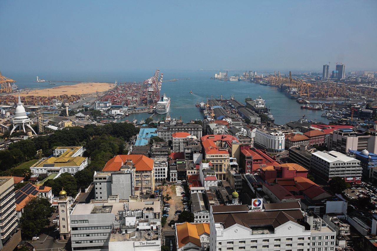 De haven van Colombo. De huidige terminals missen de capaciteit om de allergrootste containerschepen te ontvangen.