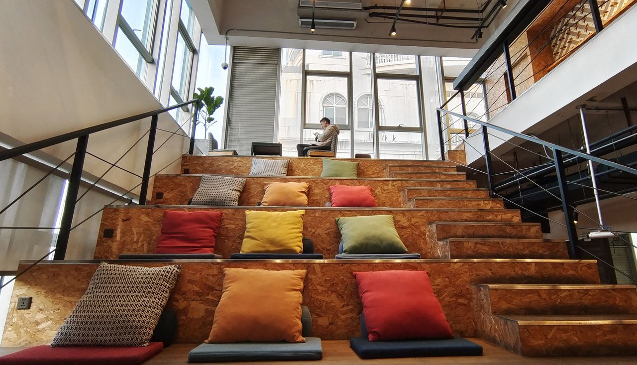 Een gemeenschappelijke ruimte in een vestiging van WeWork in Shanghai.