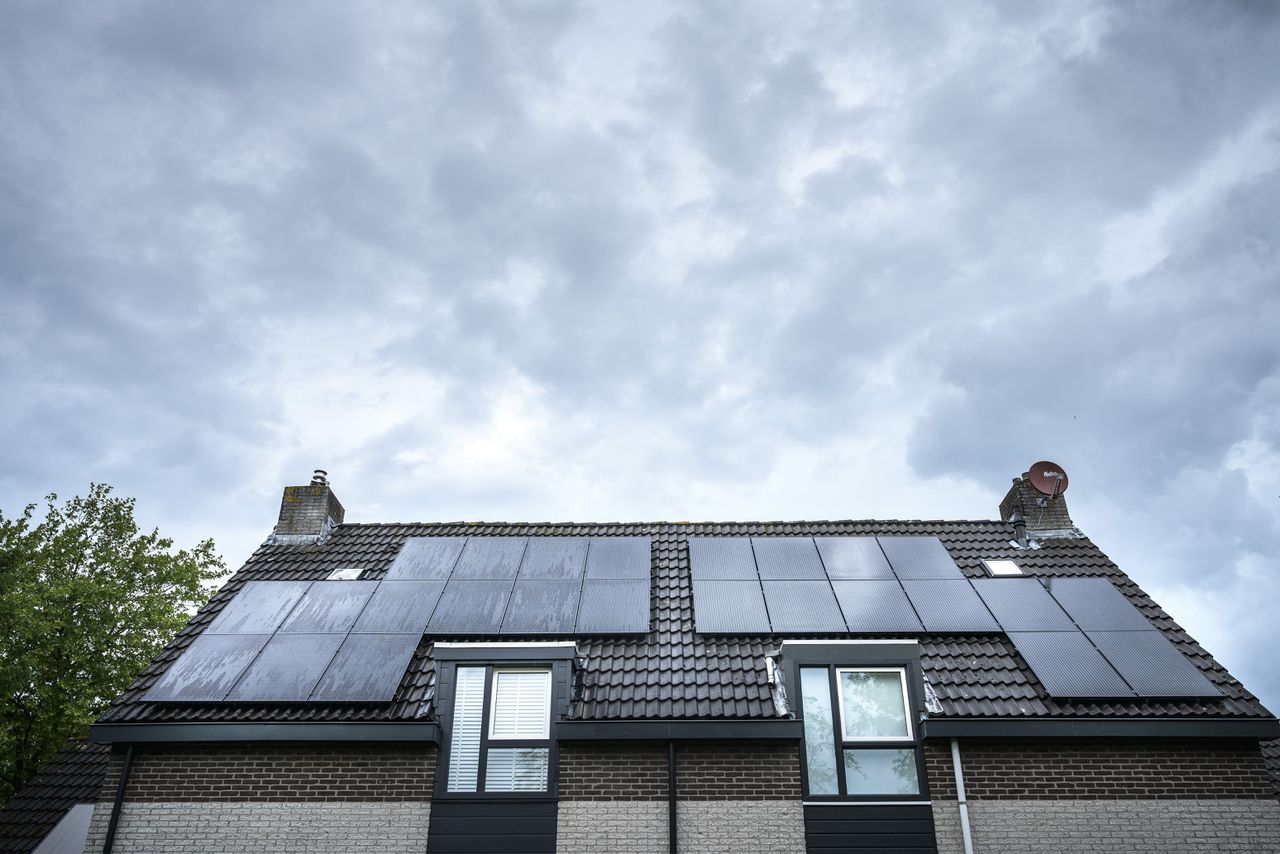 Zonnepanelen op het dak van een woning in Drachten. Een jaar geleden berekende Milieu Centraal dat zonnepanelen zichzelf – ook als de salderingsregeling op termijn wordt afgeschaft – in zeven jaar terugverdienen.