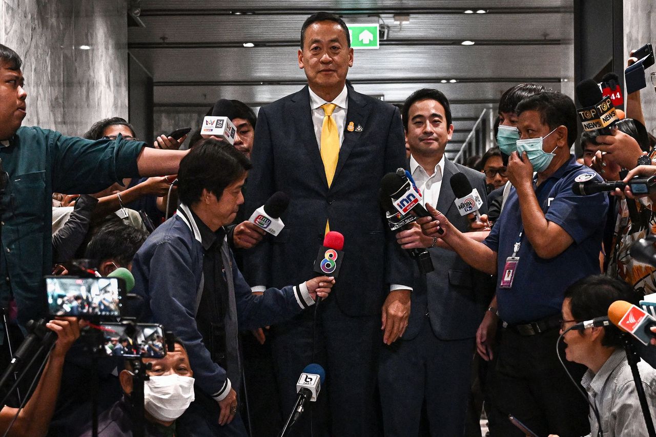 De nieuwe Thaise premier Srettha Thavisin op een persconferentie in Bangkok. Thavisins partij Pheu Thai gooide het op een akkoordje met de junta en verdrong zo verkiezingswinnaar Move Forward uit de nieuwe coalitie.