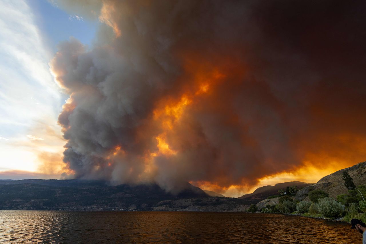 Een natuurbrand woedt donderdag in de heuvels bij West Kelowna, in de Canadese provincie British Columbia.