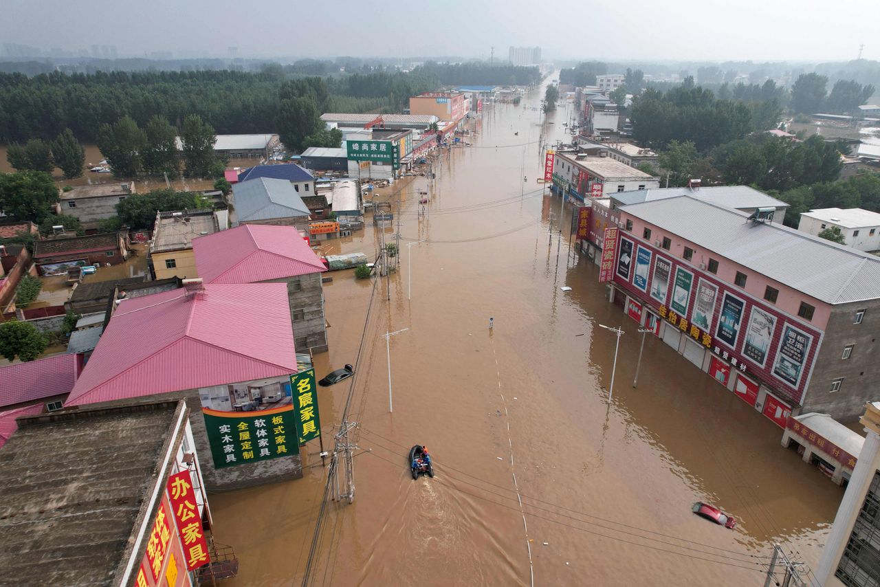 Hevige regenbuien en ernstige overstromingen richtten volgens Chinese autoriteiten grote schade aan in zeker 110 districten.