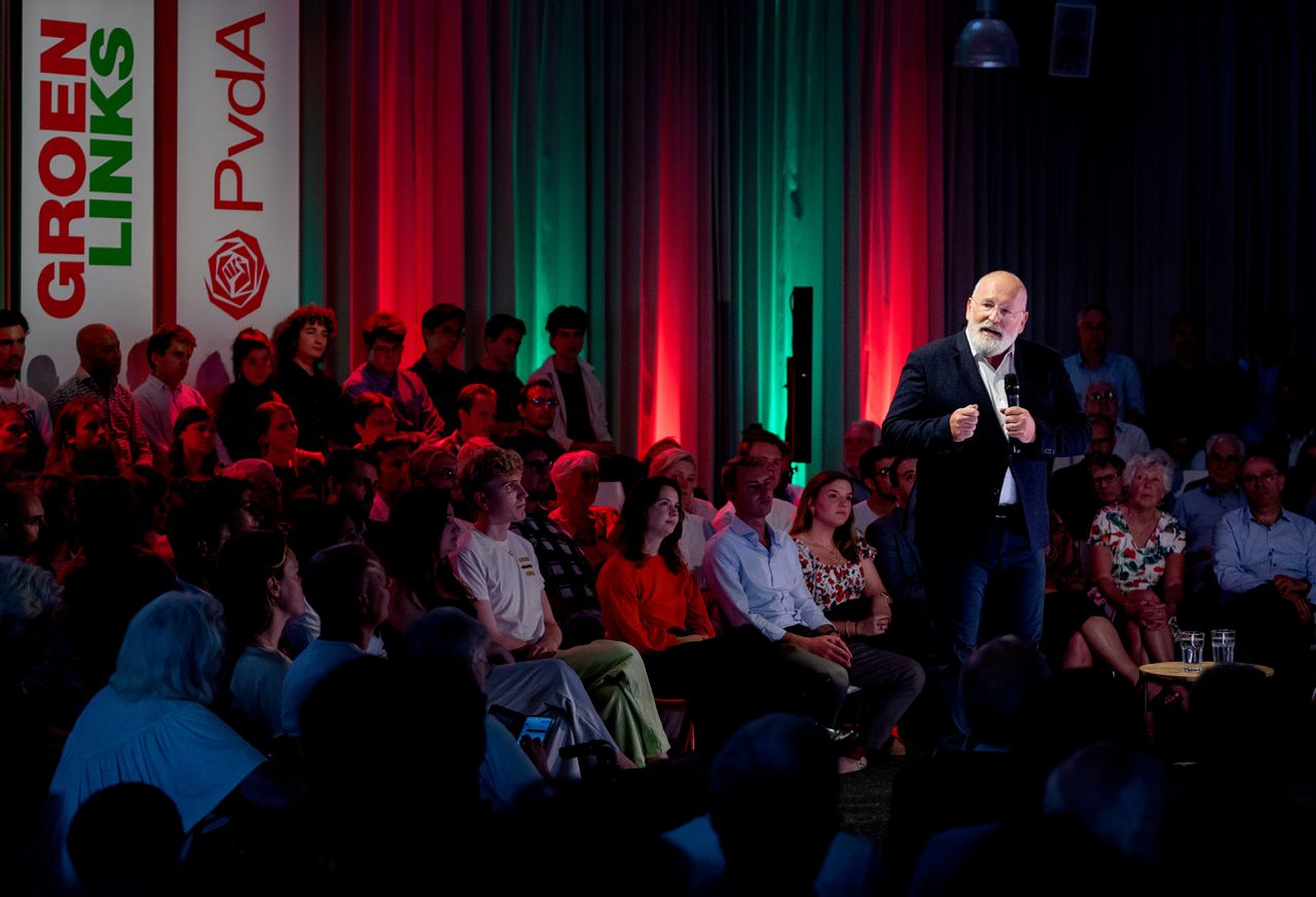 Frans Timmermans in de Caballero Fabriek in Den Haag, waar hij werd gepresenteerd als lijsttrekker voor de Tweede Kamerverkiezingen van PvdA/GroenLinks.