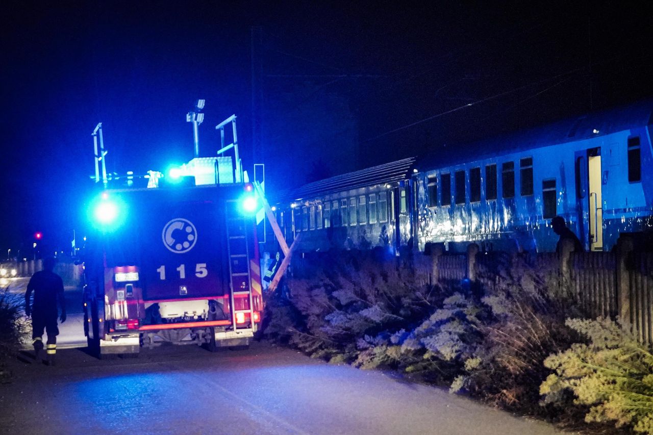 De brandweer, politie en het Rode Kruis verlenen hulp op de plek waar een trein vijf spoorwerkers aanreed.