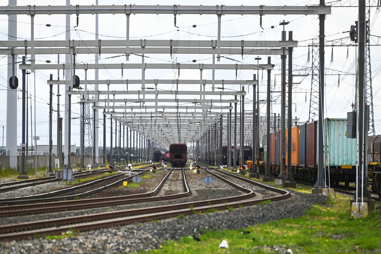 Ook het goederenvervoer naar Duitsland, belangrijk voor de Rotterdamse haven, krijgt meer last van onderhoud.