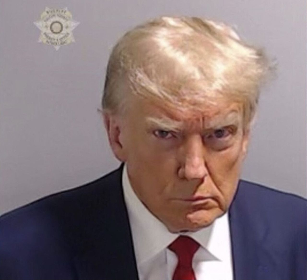 Oud-president Donald Trump op een politiefoto, ofwel 'mugshot', na zijn arrestatie donderdag bij de Fulton County Jail in Atlanta, Georgia.