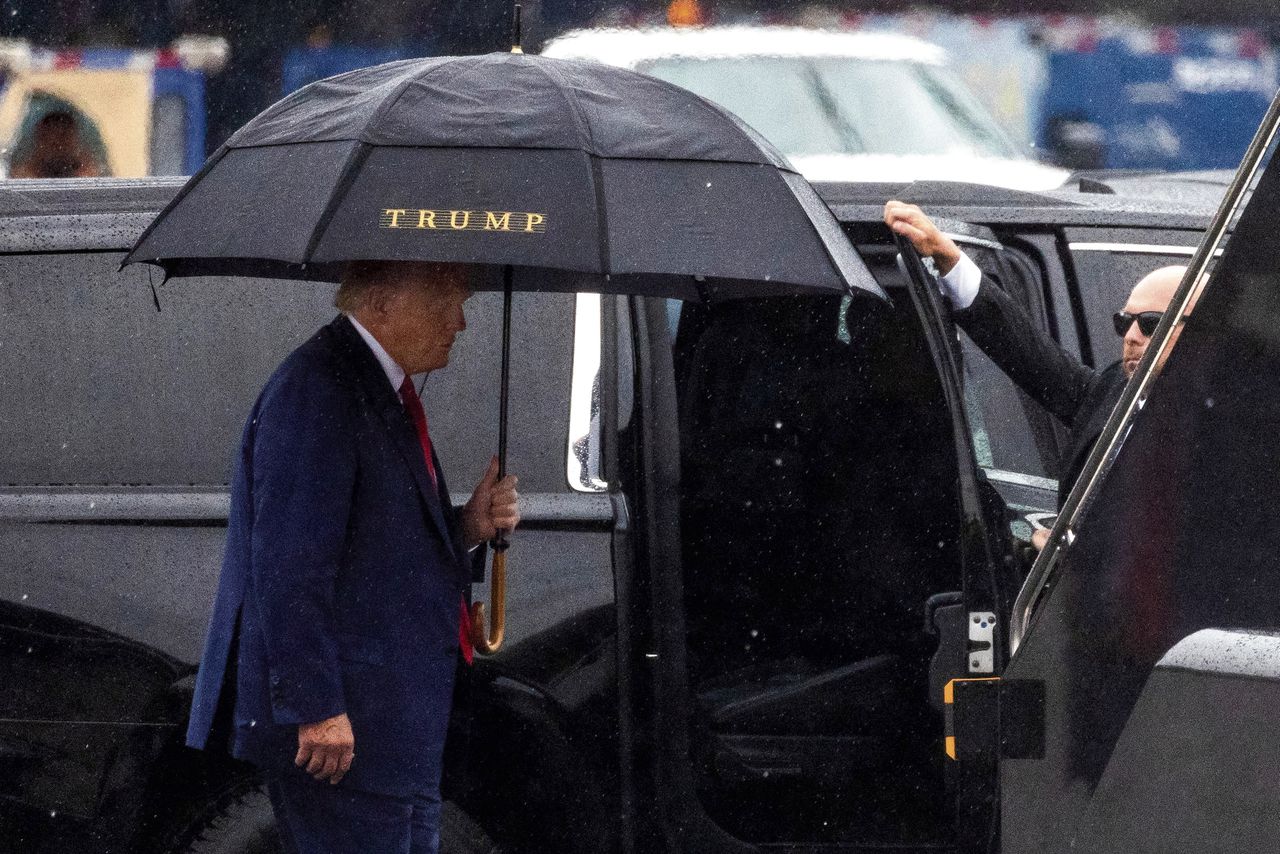 Oud-president Donald Trump vertrekt uit Washington D.C. na zijn verschijning voor de rechtbank, afgelopen donderdag.