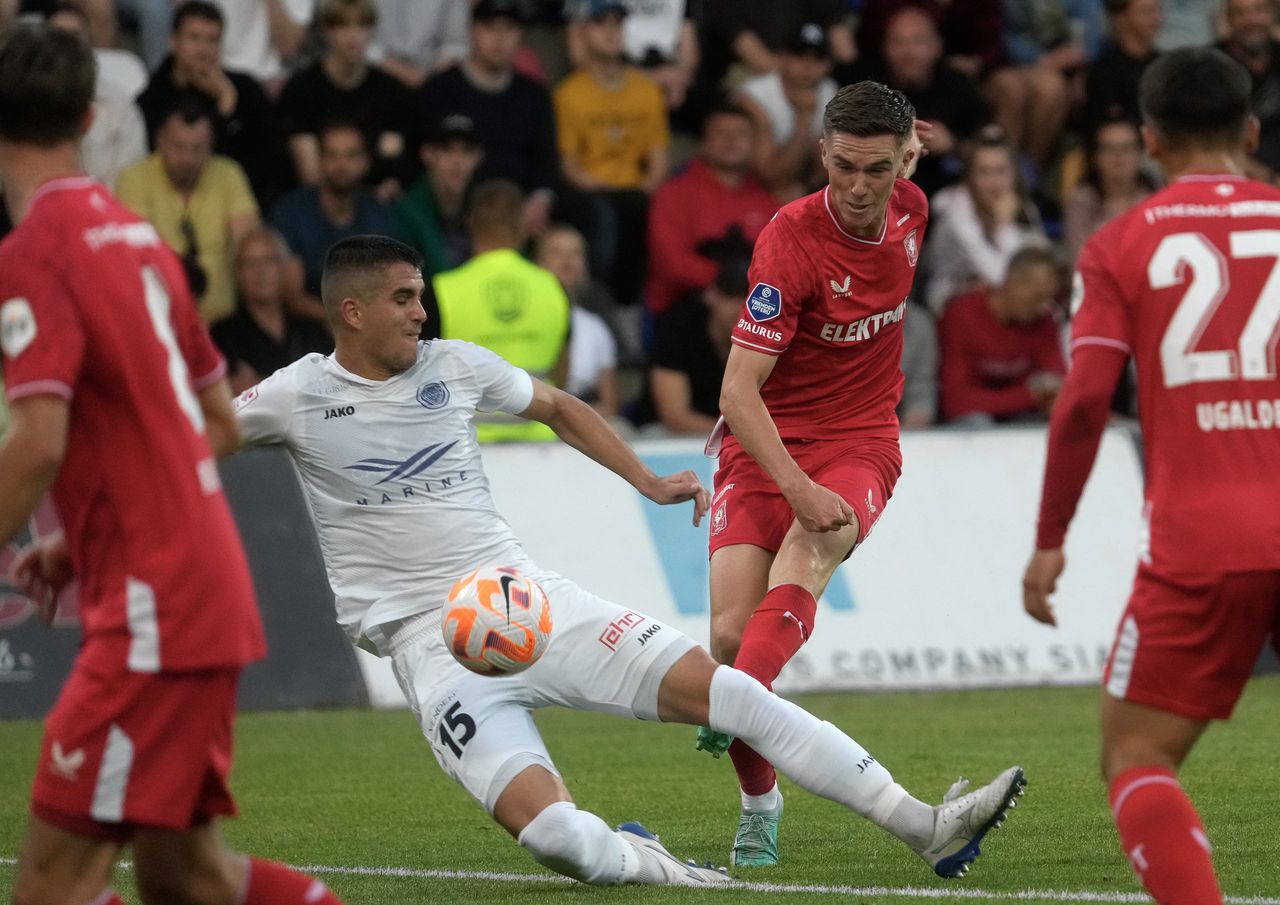 Daan Rots (r) haalt uit tegen FC Riga. De vleugelaanvaller uit eigen opleiding maakte het eerste doelpunt van de wedstrijd.