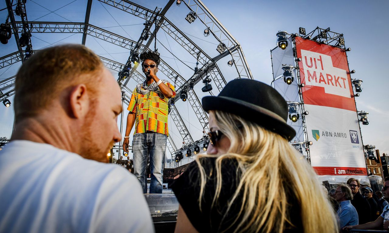 Kenny B tijdens de opening van de Amsterdamse Uitmarkt 2022 op het Museumplein. Het evenement is de aftrap van het komende culturele seizoen.