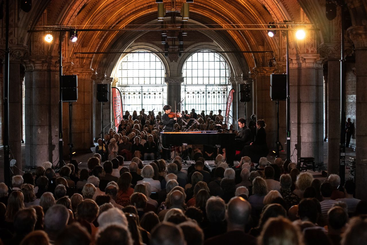 Pianist Nikola Meeuwsen won de GrachtenfestivalPrijs 2023 en speelt hier in de passage van het Rijksmuseum met altviolist Takehiro Konoe.