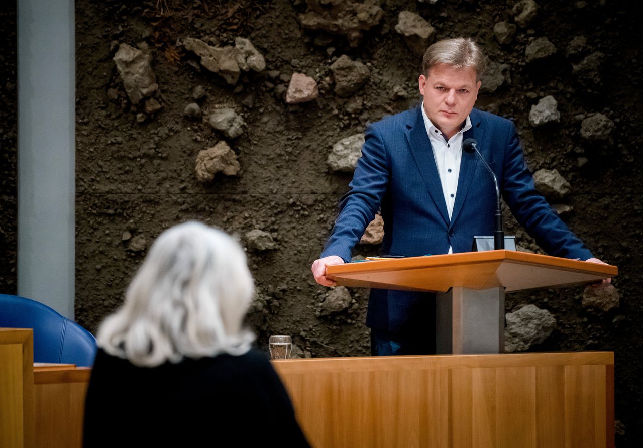 Pieter Omtzigt in gesprek met Agnes Mulder (CDA) tijdens een Kamerdebat over de aardgaswinning in Groningen.