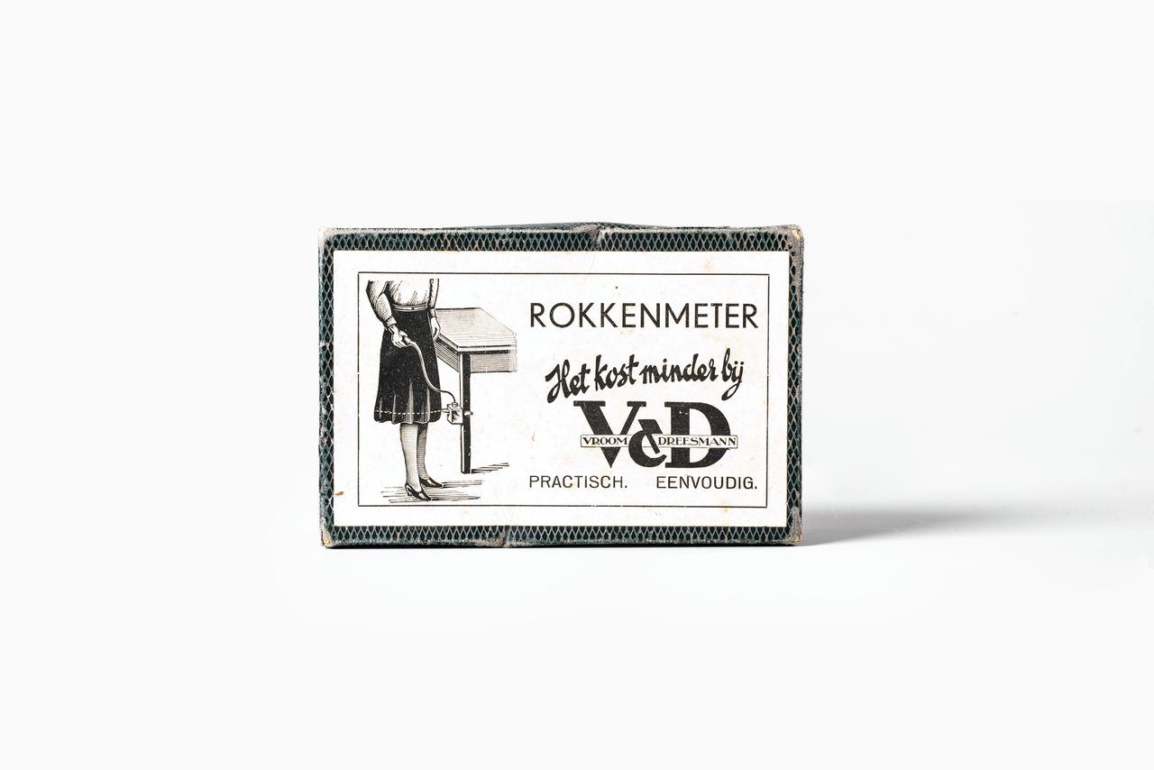 Een rokkenmeter (een toestelletje waarmee de omvang van de onderkant van een vrouwenrok bepaald kan worden) uit de jaren dertig.