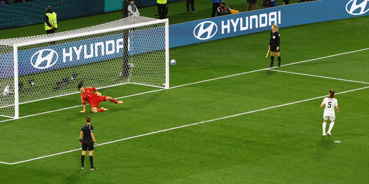 Kelley O'Hara (VS) mist een strafschop in de wedstrijd tussen de VS en Zweden in het Rectangular Stadium in Melbourne.