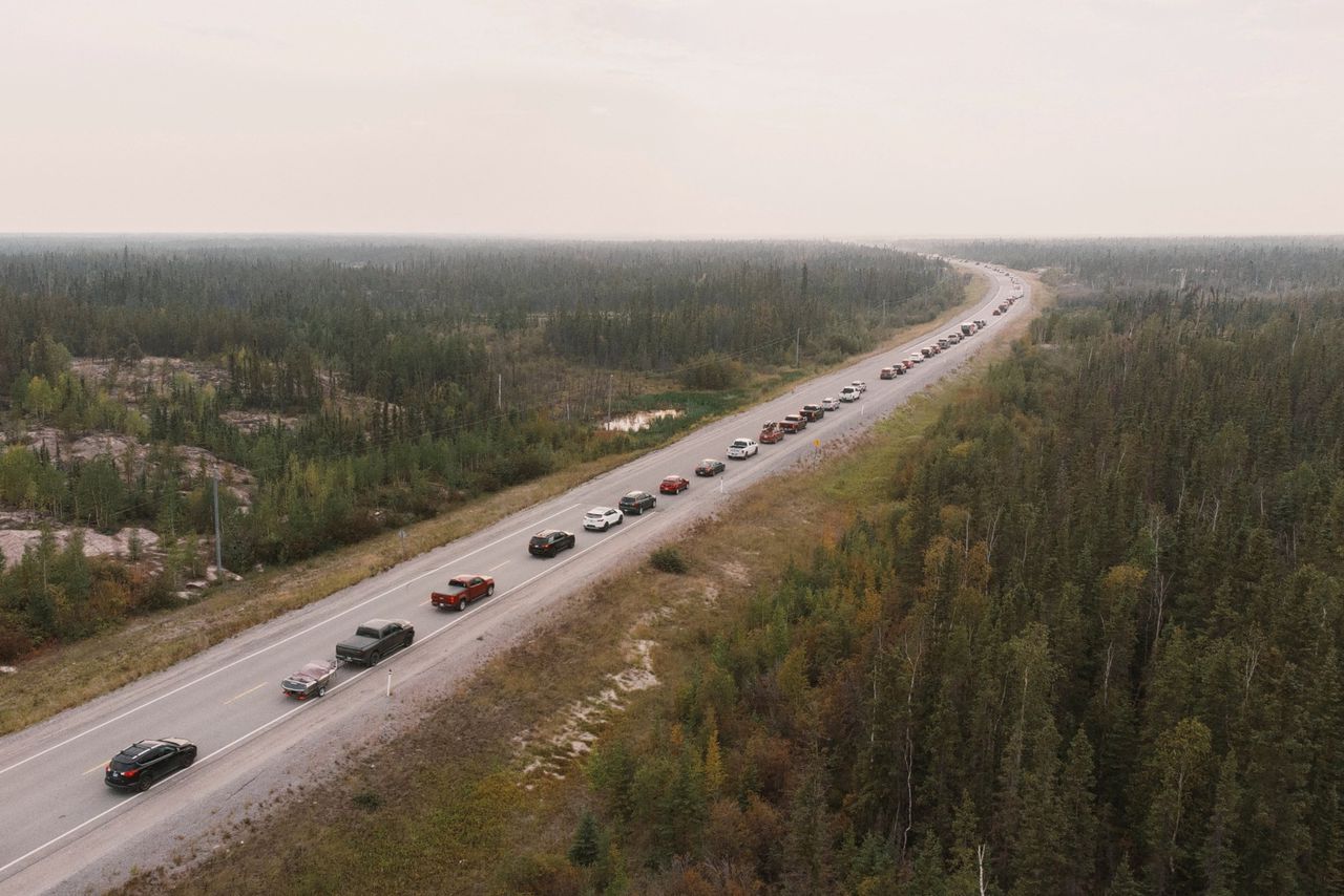 Een stoet auto's op de Highway 3, de enige snelweg uit Yellowknife.