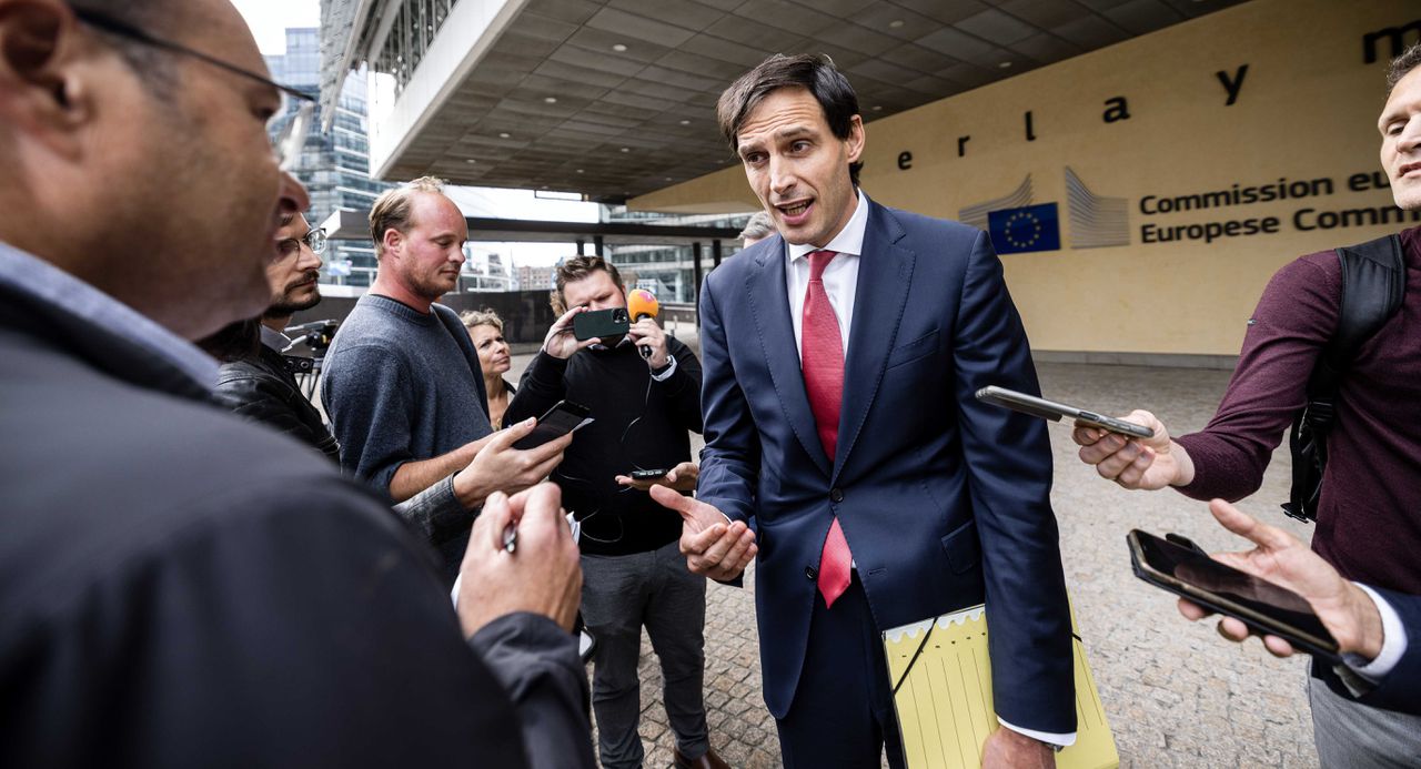 Demissionair minister van Buitenlandse Zaken Wopke Hoekstra (CDA) staat de pers te woord na een gesprek met voorzitter Ursula von der Leyen van de Europese Commissie, dinsdag in Brussel.