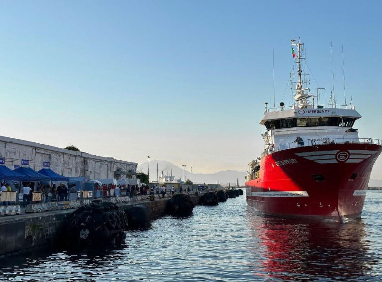 Het reddingsschip ‘Emergency Life Support’ in de haven van Napels. De afgelopen drie dagen verbood Italië drie vergelijkbare schepen uit te varen, omdat ze de regels zouden hebben overtreden.