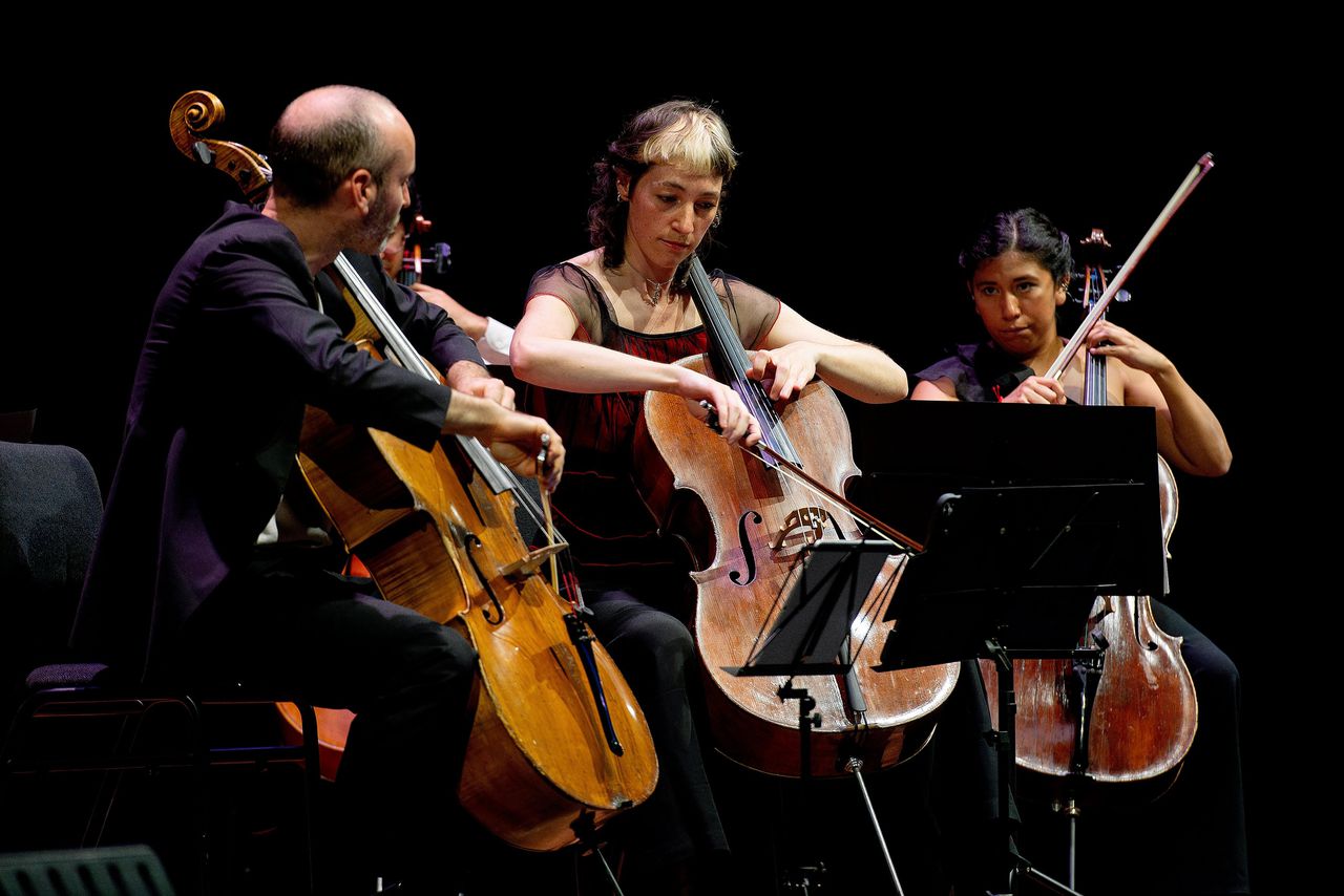 Cellist Jakob Koranyi (links) speelt op het openingsconcert van het Internationaal Cello Festival Zutphen met cello-academisten Laurence Gaudreau (midden) en Ana Vera Pinzón.