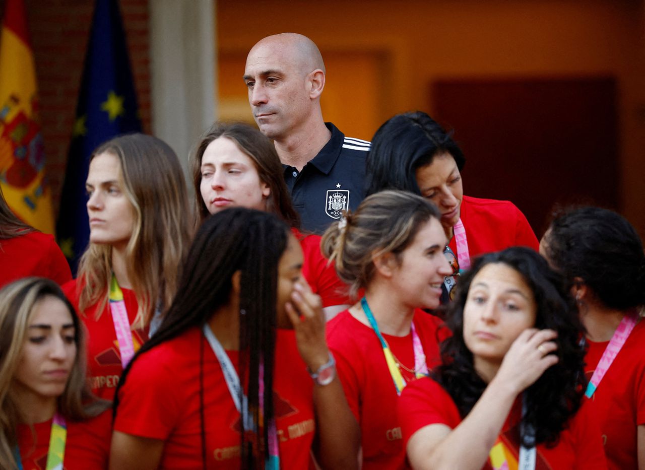 Voorzitter Luis Rubiales van de Spaanse voetbalbond en enkele speelsters die deze week op audiëntie waren bij de Spaanse premier Pedro Sánchez na het winnen van het WK.