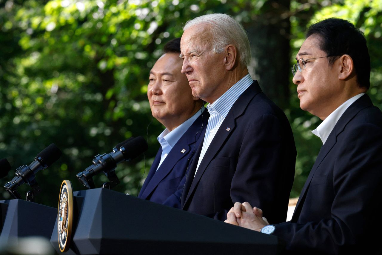 V.l.n.r. de Zuid-Koreaanse president Yoon Suk-yeol, de Amerikaanse president Joe Biden en de Japanse premier Fumio Kishida.